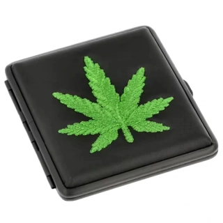 Dárek pro huliče - koženková tabatěrka se zelenou výšivkou