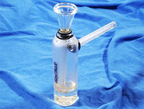 Jak vyčistit bong doma - bong před čištěním.